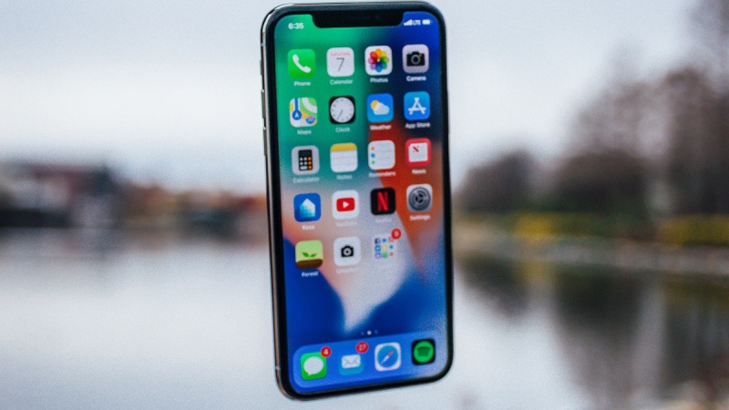 iPhone Survives 5,000-Meter Drop from Boeing 737 MAX